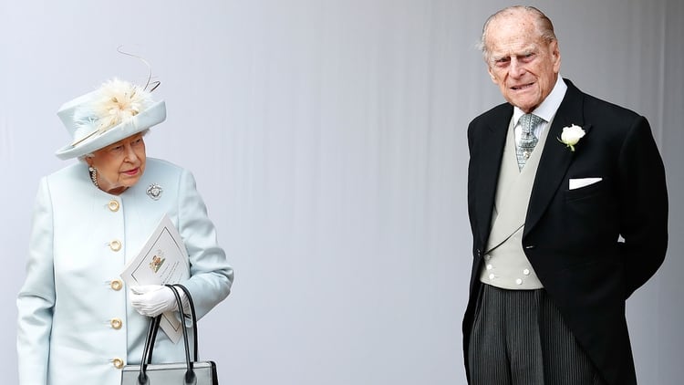 La reina Isabel II y su esposo, el duque de Edimburgo (AFP)