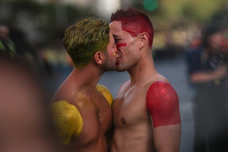 Las rcomendaciones sobre tener sexo o no en cuarentena son tanto para parejas hétero como homosexuales (REUTERS/Loren Elliott)