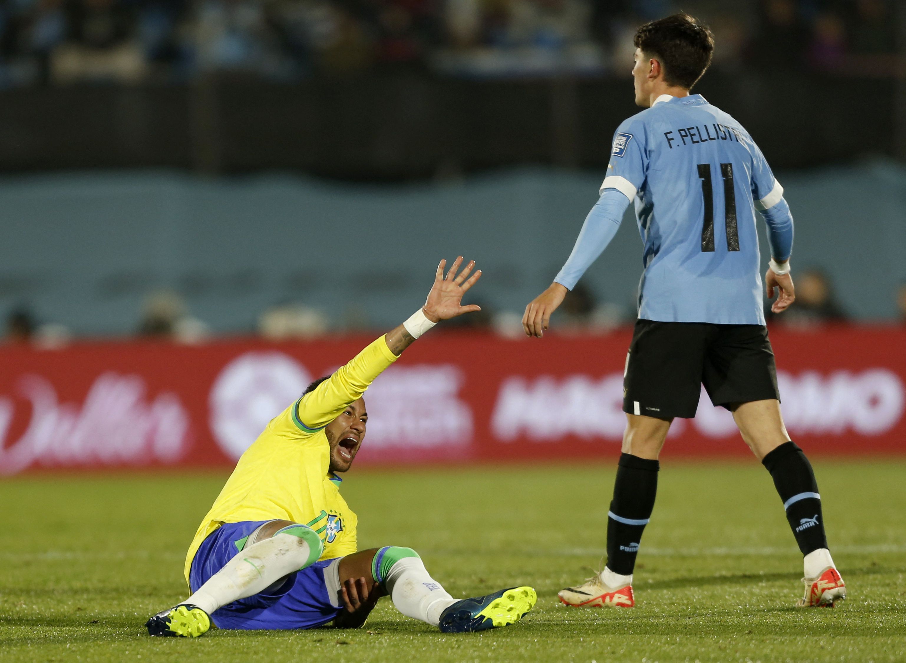 Uruguay le da un nuevo golpe a Brasil, que sufre por Neymar