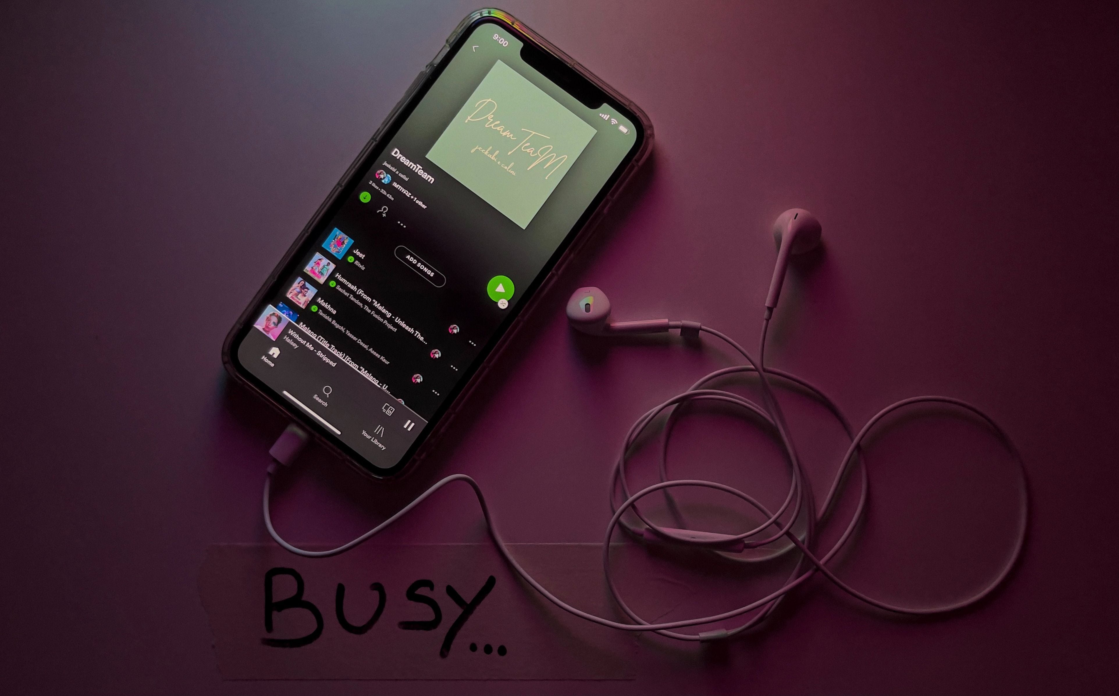 Spotify quitó los anuncios de algunos pódcast para minimizar gastos. (Unsplash)