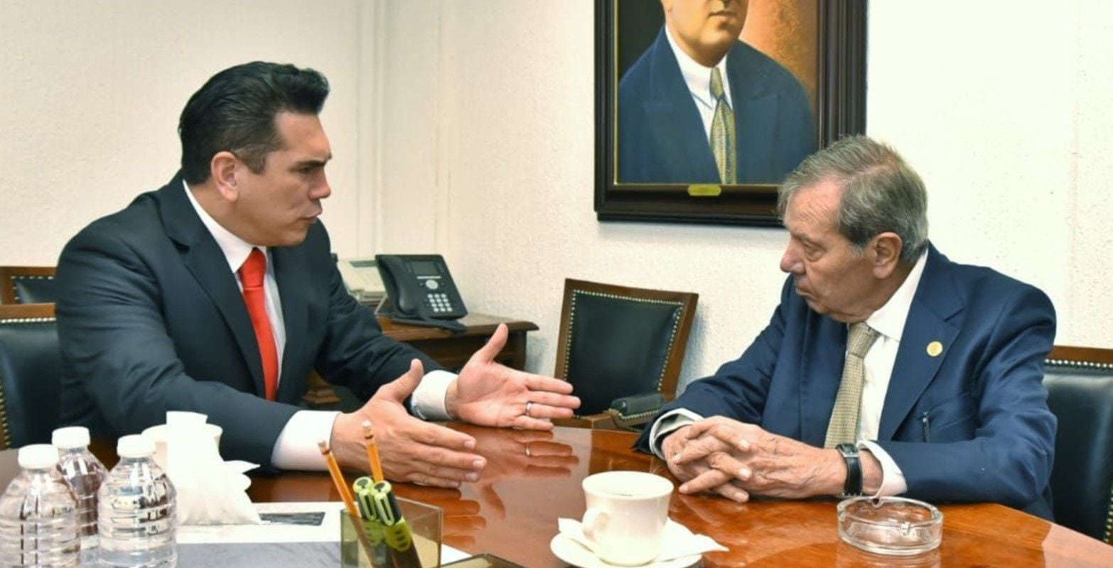 Alejandro Moreno, dirigente nacional del PRI (izquierda), en conversación con Porfirio Muñoz Ledo. @alitomorenoc