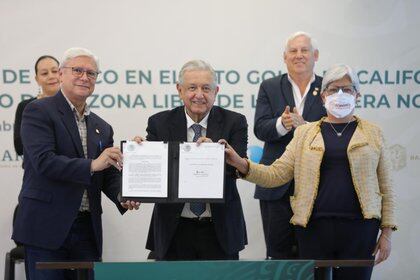 De izquierda a derecha. El gobernador de BC, Jaime Bonilla, el presidente López Obrador y la secretaria de Economía, Graciela Márquez (Foto: https://lopezobrador.org.mx)
