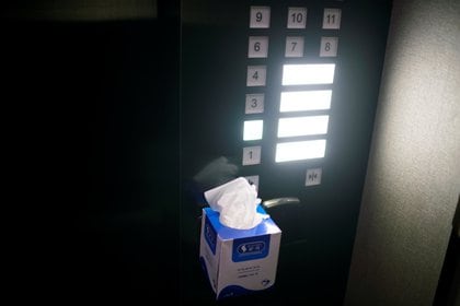 Los botones de los ascensores, un posible foco de contagio (Reuters) 