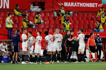 Debido al calor, los futbolistas pararon a tomar agua a la media hora de partido (Reuters)