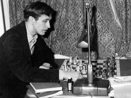 Bobby Fischer realizó innumerables viajes alrededor de su país durante su adolescencia para sumar horas de competición. Su primer gran cheque: 750 dólares.