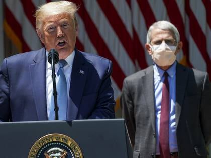 Donald Trump, presidente de Estados Unidos, junto al director del Instituto Nacional de Enfermedades Infecciosas, Anthony Fauci (REUTERS/Kevin Lamarque)