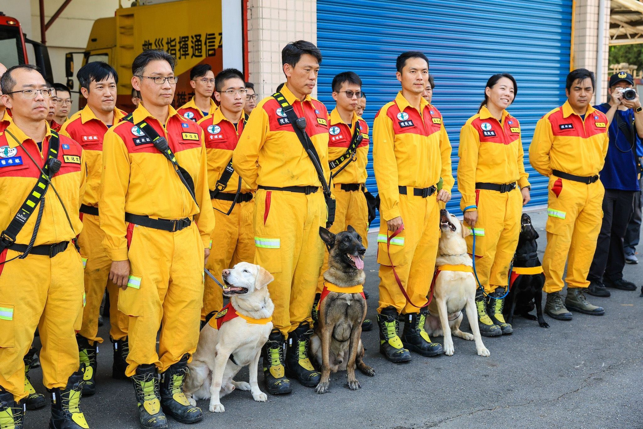 Todo el equipo de búsqueda y rescate fue reconocido. (Facebook/Chen Chi-Mai) Roger, perros, razas de perros, búsqueda y rescate, perros anti drogas,