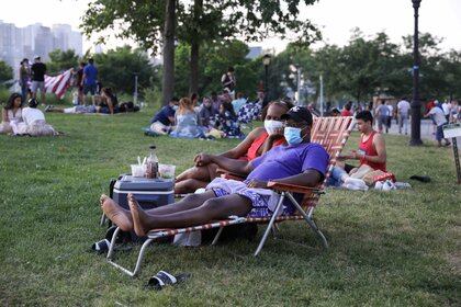 Una pareja celebra el 4 de julio en el Parque Estatal Gantry Plaza en la ciudad de Long Island, Nueva York