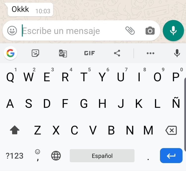 Presionar el ícono de la carita cuadrada que está junto al símbolo de Google.