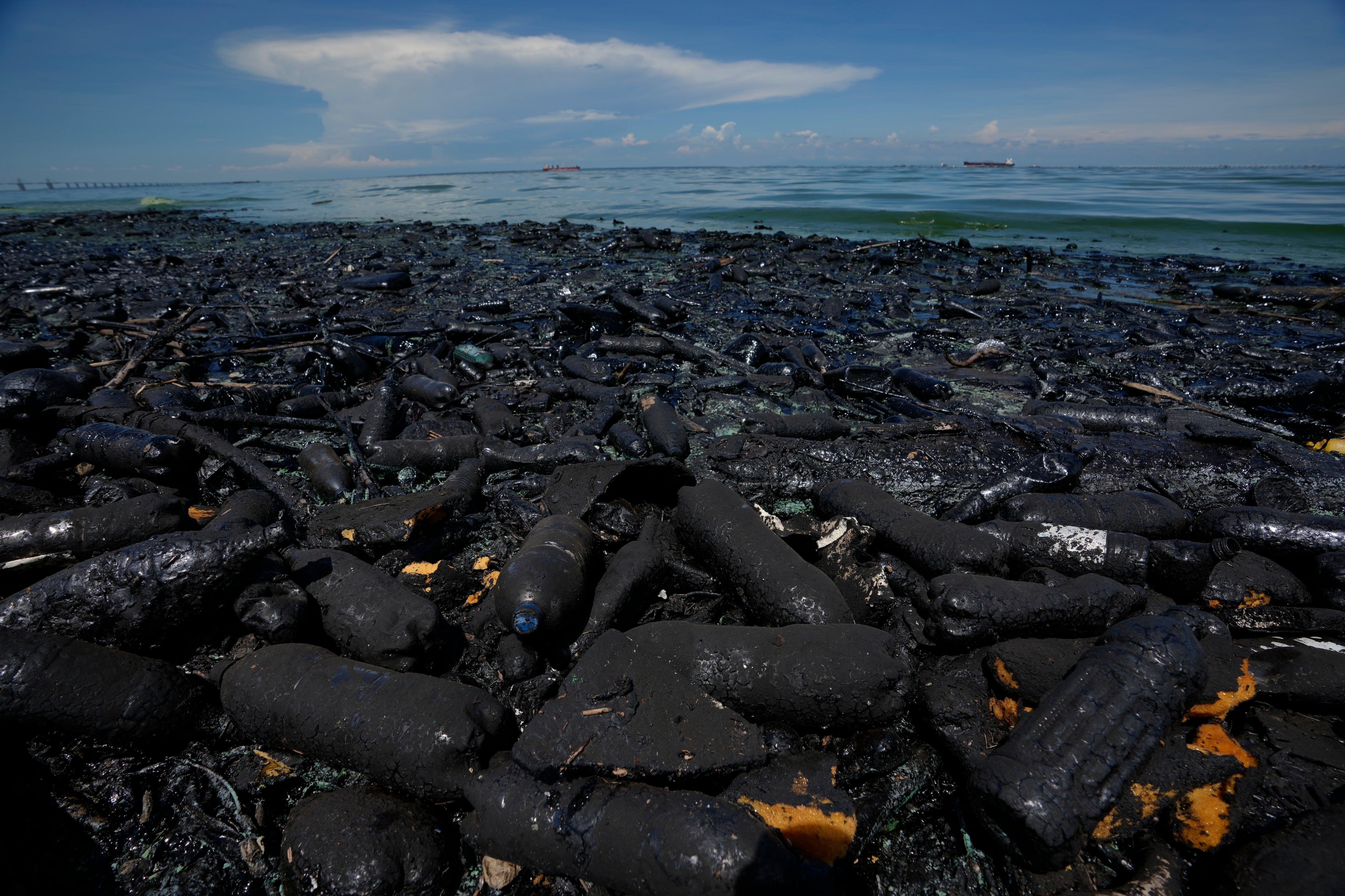 Petróleo y basura inundan la orilla  (AP Foto/Ariana Cubillos)