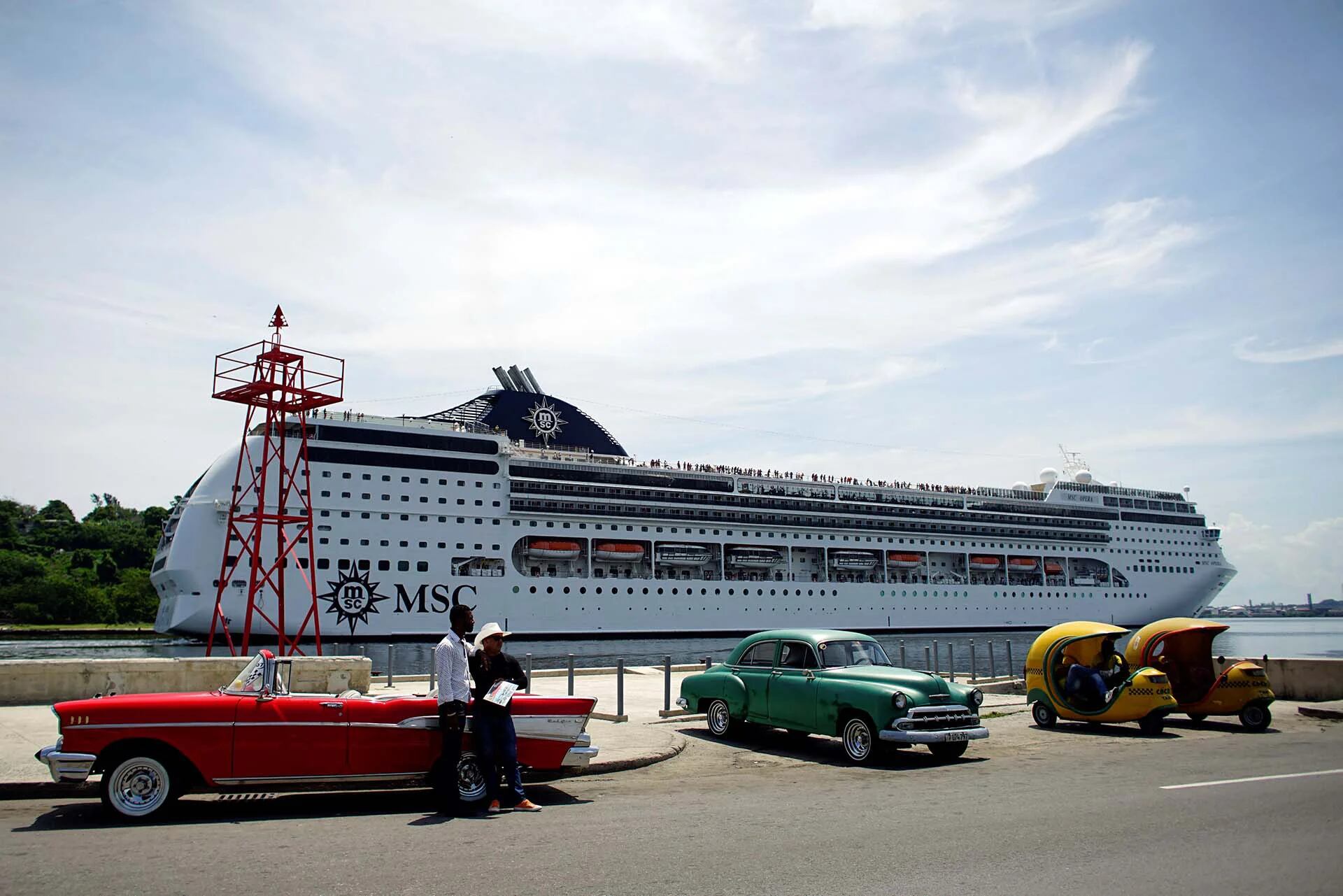 Los taxistas en La Habana, Cuba, esperan a los clientes mientras llega el crucero MSC Opera. Fotos: Reuters