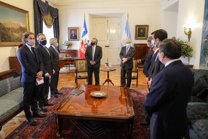 Alberto Fernández y Sebastián Piñera con sus ministros antes de la reunión bilateral