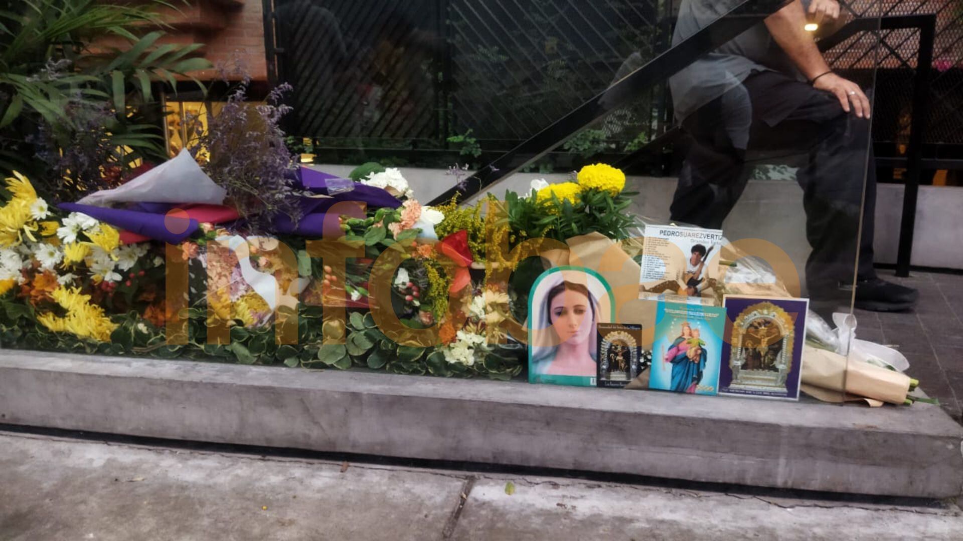 Fanáticos dejan recuerdos y flores en el frontis del departamento donde falleció Pedro Suárez Vértiz
