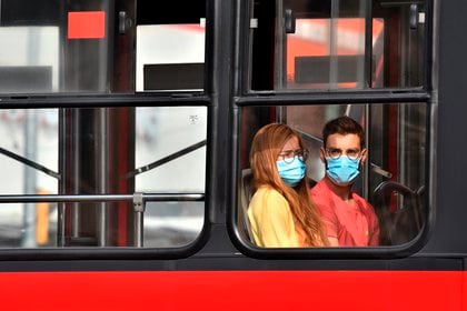 Personas con tapabocas viajan en el transporte urbano en Ciudad de M&#233;xico (M&#233;xico). EFE/Jorge N&#250;&#241;ez/Archivo
