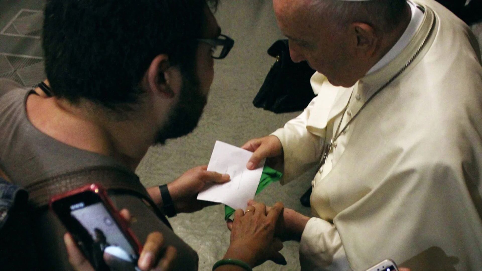 El momento en el que el papa Francisco recibe la carta y el pañuelo verde
