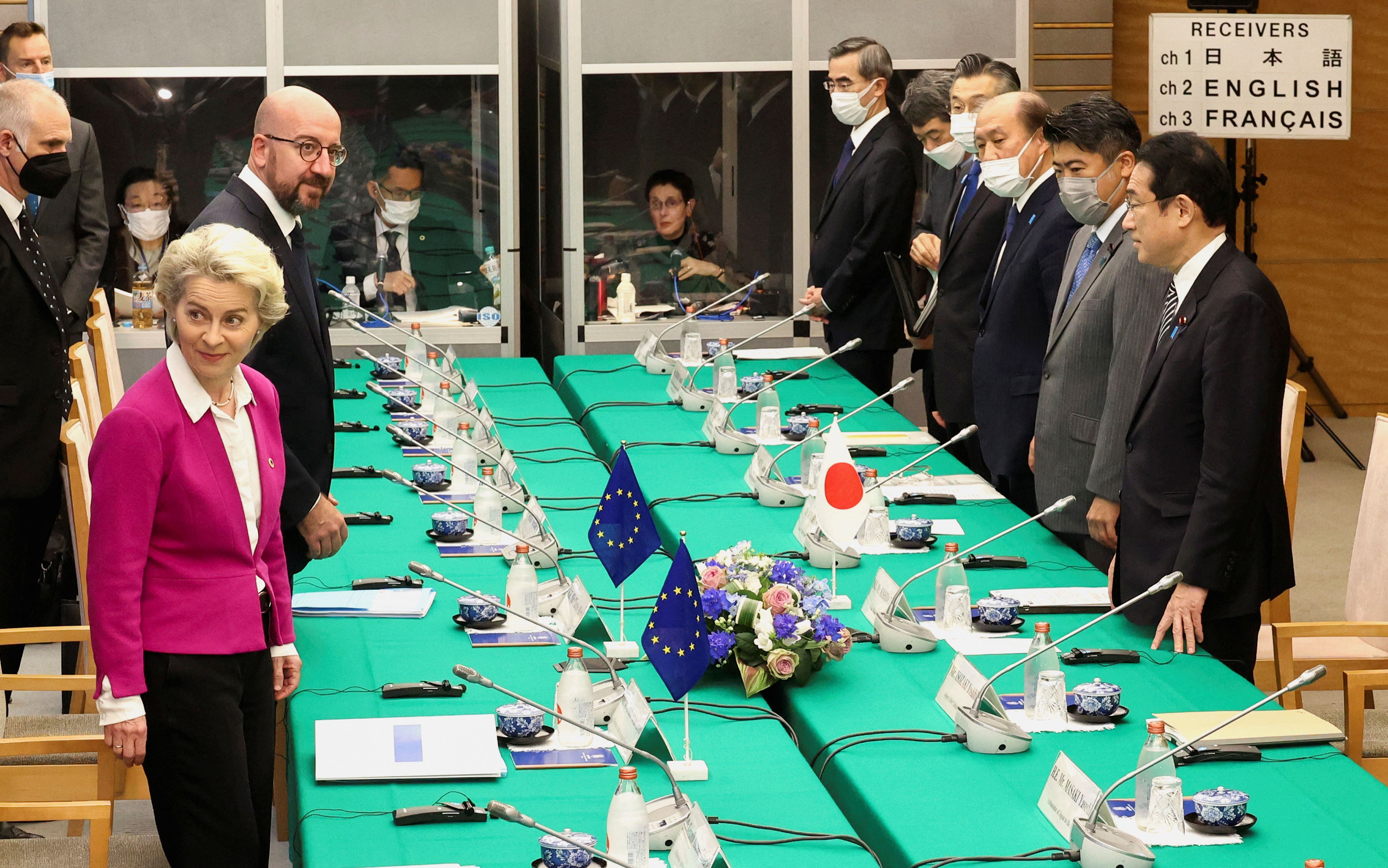 La presidenta de la Comisión Europea, Ursula von der Leyen, y el presidente del Consejo Europeo, Charles Michel, se reúnen con el primer ministro japonés, Fumio Kishida, en Tokio