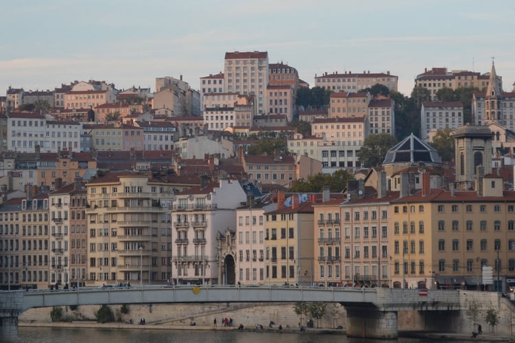 Ciudad bimilenaria y capital de la seda, segunda metrÃ³polis de Francia, Lyon se encuentra entre los mÃ¡s bellos destinos urbanos de Europa