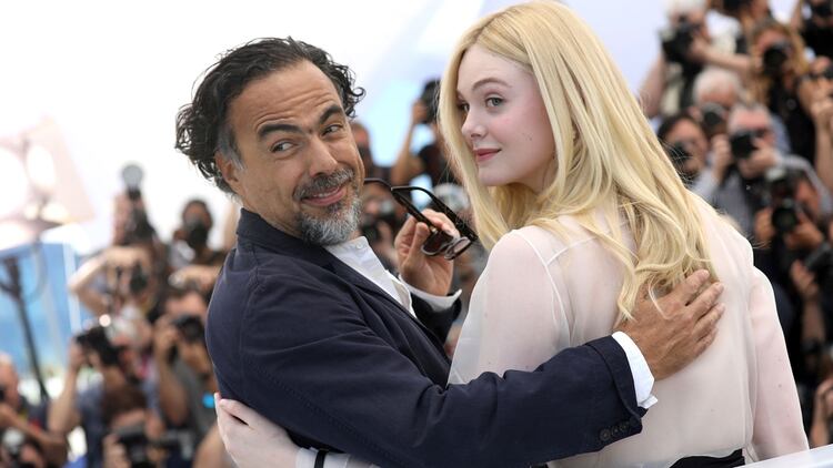 El realizador mexicano Alejandro González Iñárritu y Elle Fanning en Cannes (AP)