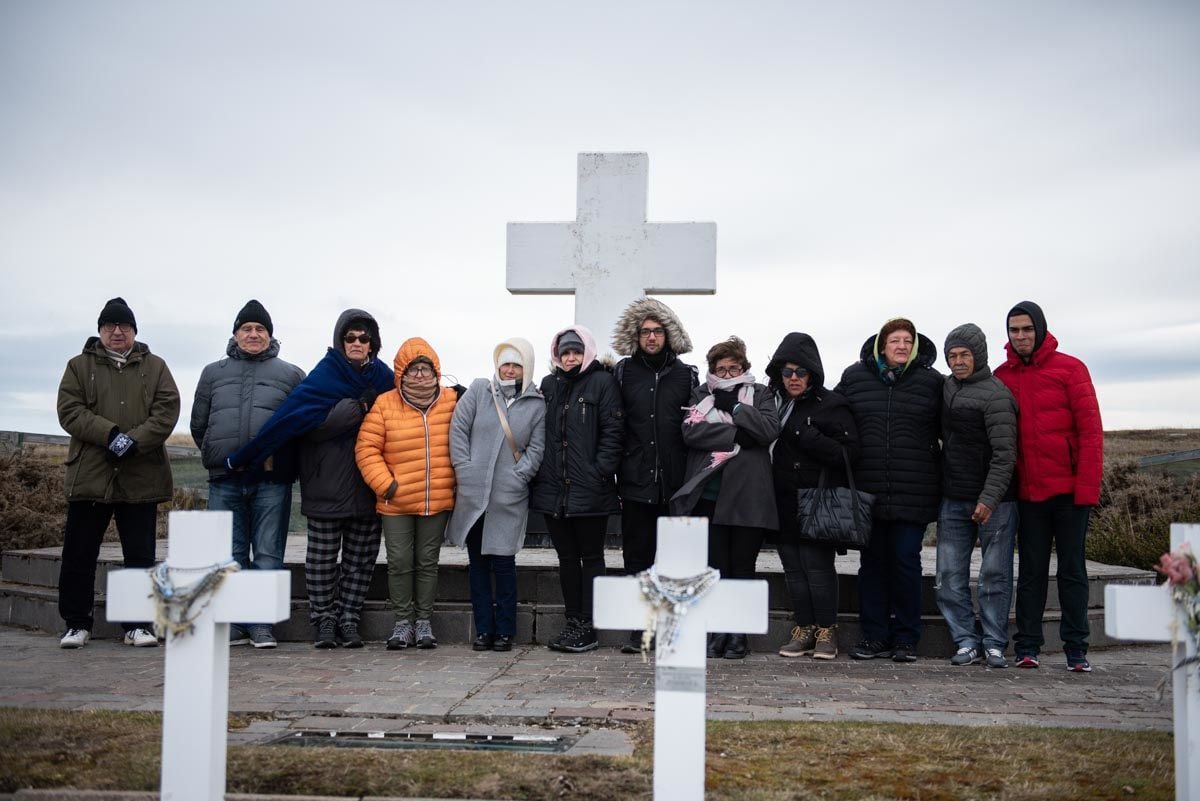 El grupo con la gran cruz blanca del cementerio de fondo (Stephanie Bridger)