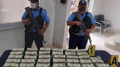 Mas dinero. La Policía encontró casi 400 mil dólares abandonados en una lancha, en Paso Caballos, Chinandega, el 2 de junio pasado. (Foto Cortesía)