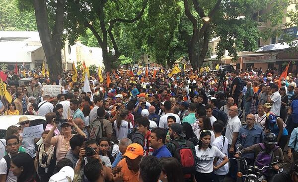 Cientos de venezolanos se congregaron para rechazar las elecciones del domingo