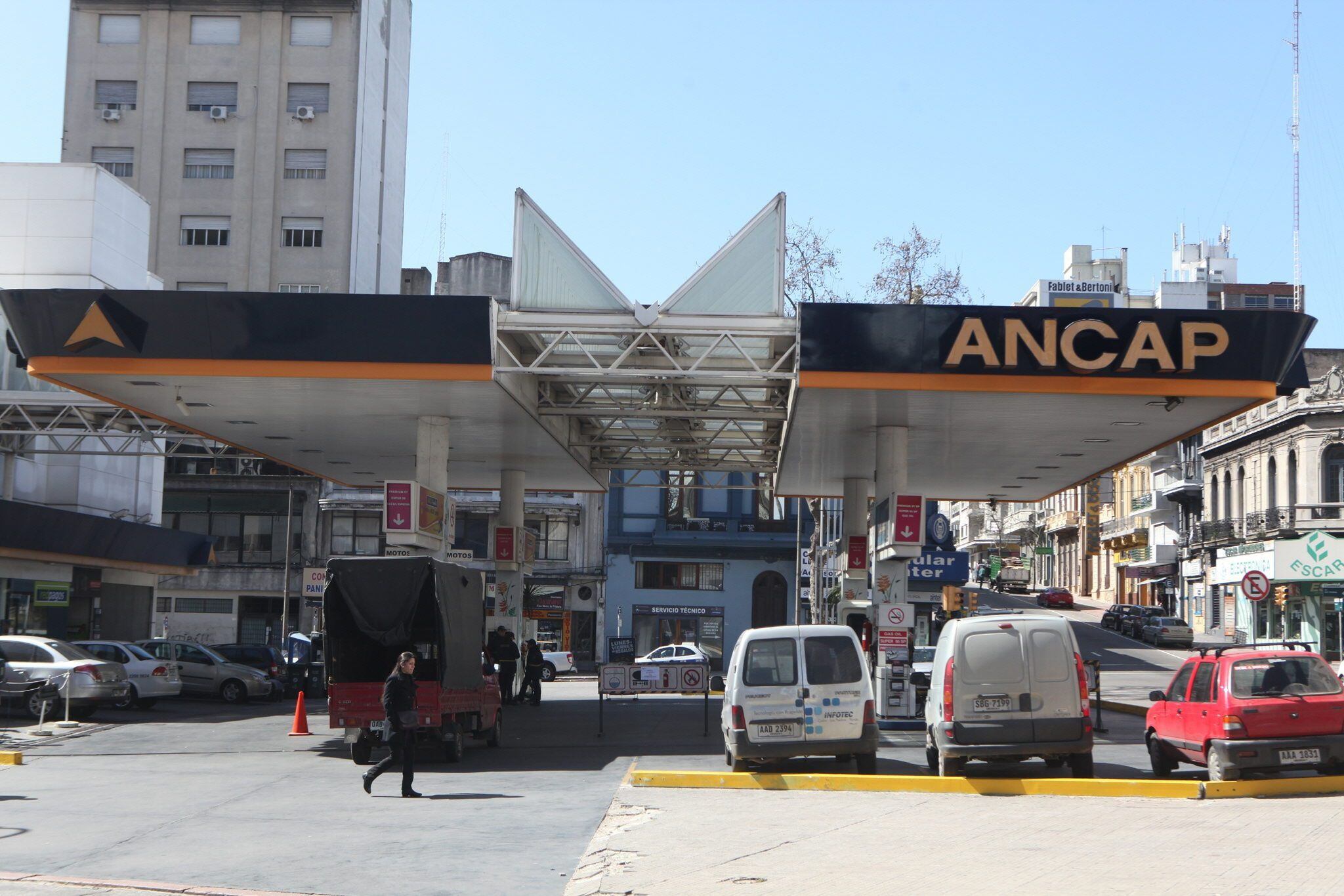Uruguay bajará el precio de la gasolina y del gasoil en junio (EFE/Iván Franco/Archivo)
