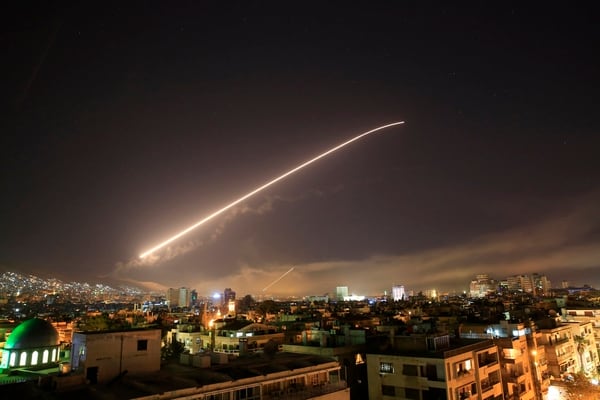 Un misil atraviesa el cielo de Damasco.