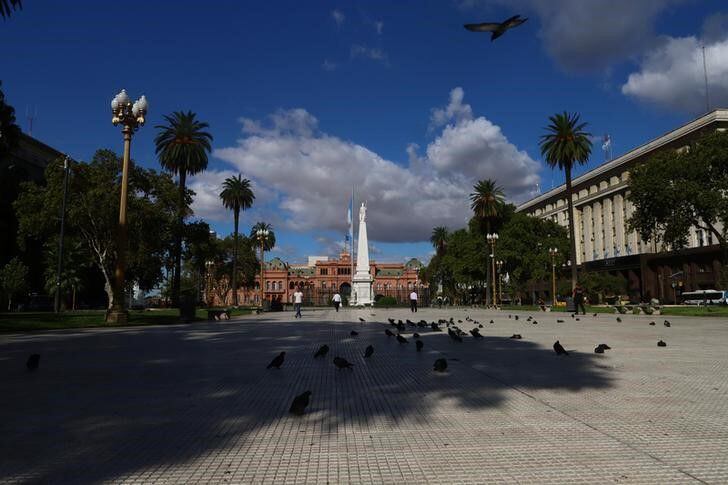 Ante la imposibilidad de aglutinar personas en la Plaza de Mayo, organismos de derechos humanos invitaron a colocar pañuelos en los frentes y balcones de casas y departamentos particulares. (REUTERS)