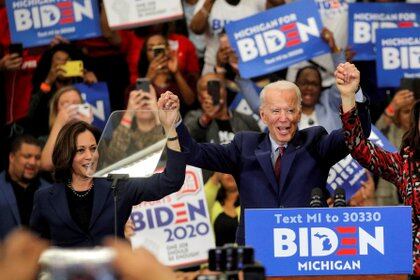 Joe Biden destacó la trayectoria de la senadora Kamala Harris (REUTERS / Brendan McDermid)