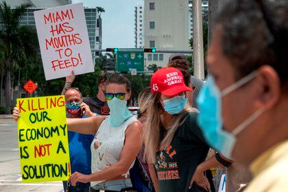 Un grupo de propietarios y trabajadores de restaurantes locales protestan por el cierre de sus negocios en el condado de Miami-Dade en el centro de Miami (EFE)
