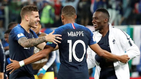 Kylian Mbappe festeja junto a Blaise Matuidi y Lucas Hernandez el triunfo en semifinales ante Bélgica (REUTERS/Toru Hanai)