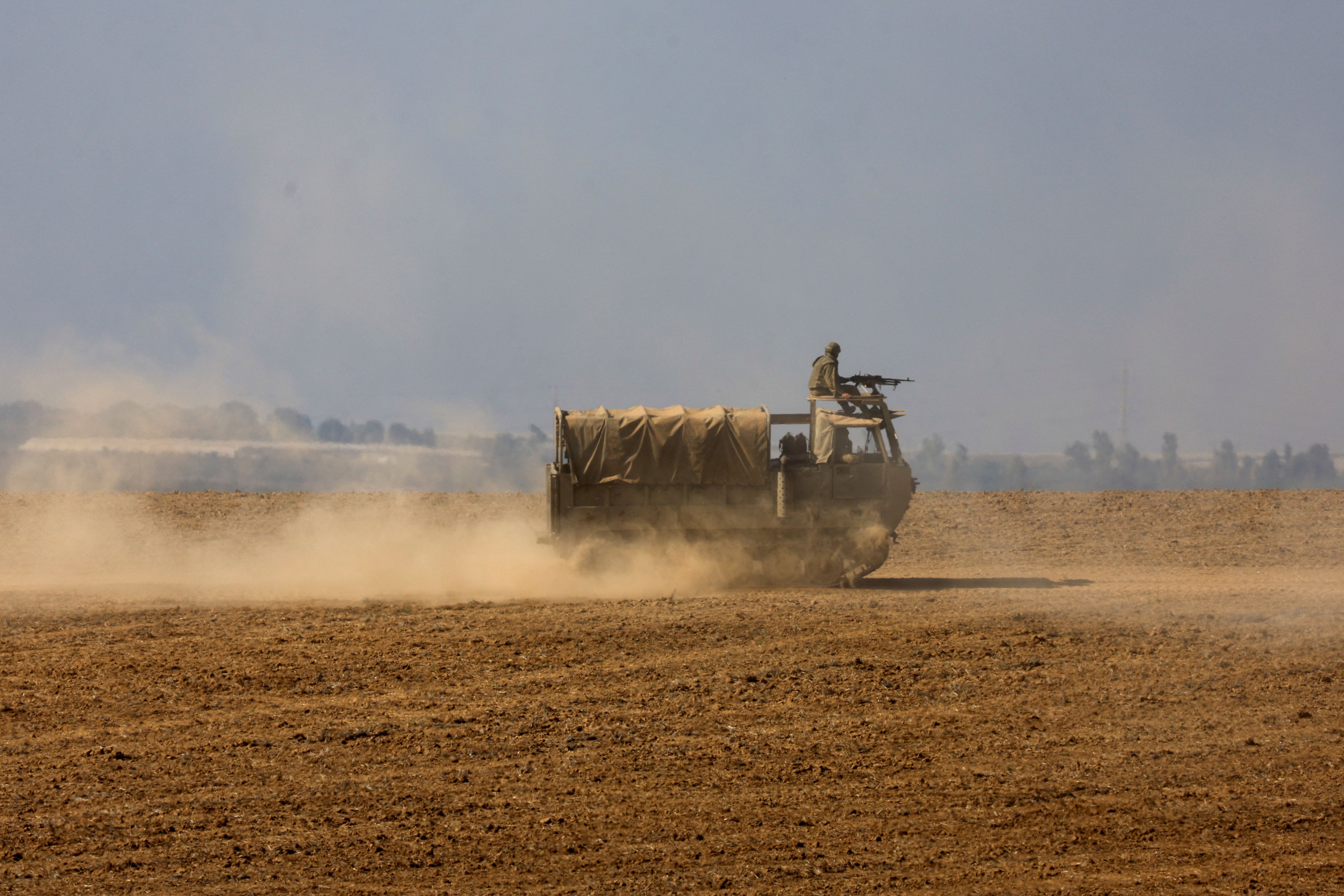 Un soldado israelí cabalga sobre una unidad de artillería cerca del lado israelí de la frontera entre Israel y la Franja de Gaza, 3 de noviembre de 2023. REUTERS/Amir Cohen