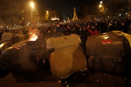 Manifestantes detrás de la barricada en el centro de Barcelona (REUTERS/Albert Gea)