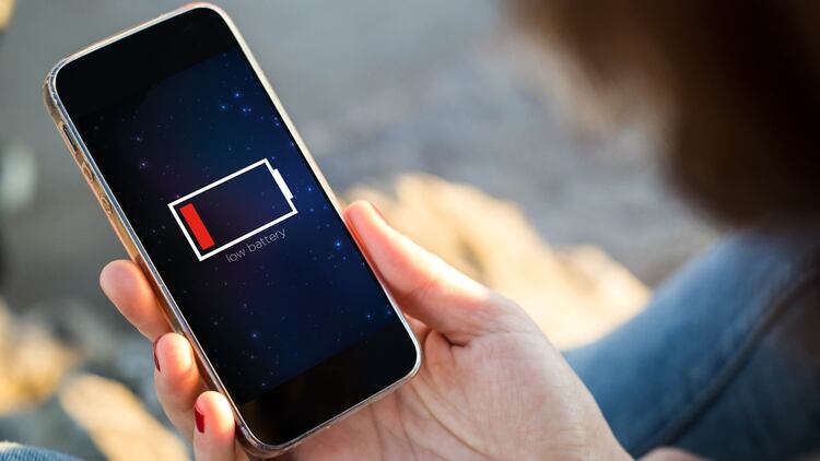 Las pilas de los celulares son uno de los elementos que más problemas dan a los usuarios, aquí mostramos algunos consejos para cuidarlas de mejor forma. (Foto: Shutterstock)
