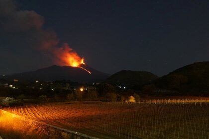 La erupción vista desde el pueblo de Tarderia, en Sicilia (REUTERS/Antonio Parrinello)