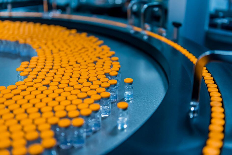 Los estados se están preparando para distribuir las vacunas —en frascos con tapa naranja para distinguirlos de las dosis adultas— apenas el gobierno dé la luz verde (Foto: REUTERS)