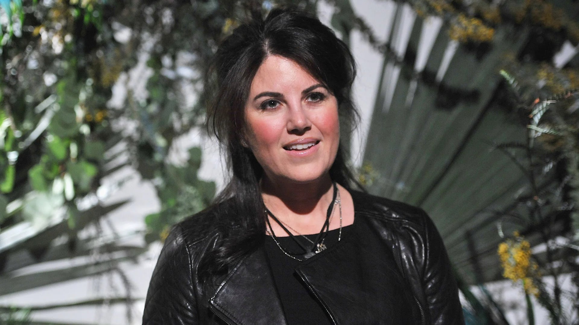 Monica Lewinsky en un desfile de modas en Nueva York en 2015. Además del activismo la ex pasante de la Casa Blanca se dedica al diseño de moda (Getty Images)