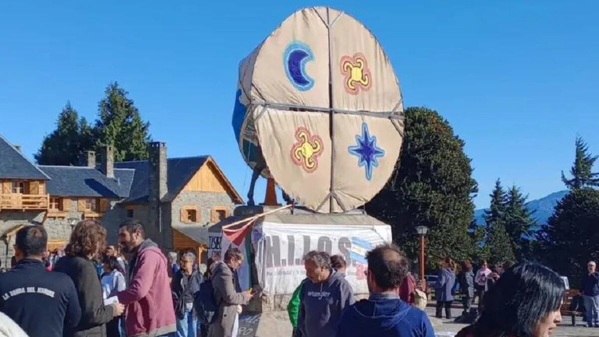 En el Día de la Memoria cubrieron el monumento al General Roca y realizaron pintadas mapuches en Bariloche