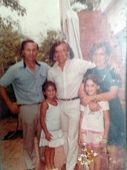 Los Flores y sus hijas Yamile y Nayide junto a Carlos Menem