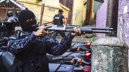 La FAES (Fuerza de Acción Especial de la Policía Nacional Bolivariana) tomó fuerza como grupo de tareas. De manera sigilosa, sin grandes operativos y con agentes anónimos -van siempre con la cara cubierta- intervienen en los barrios más pobres del país