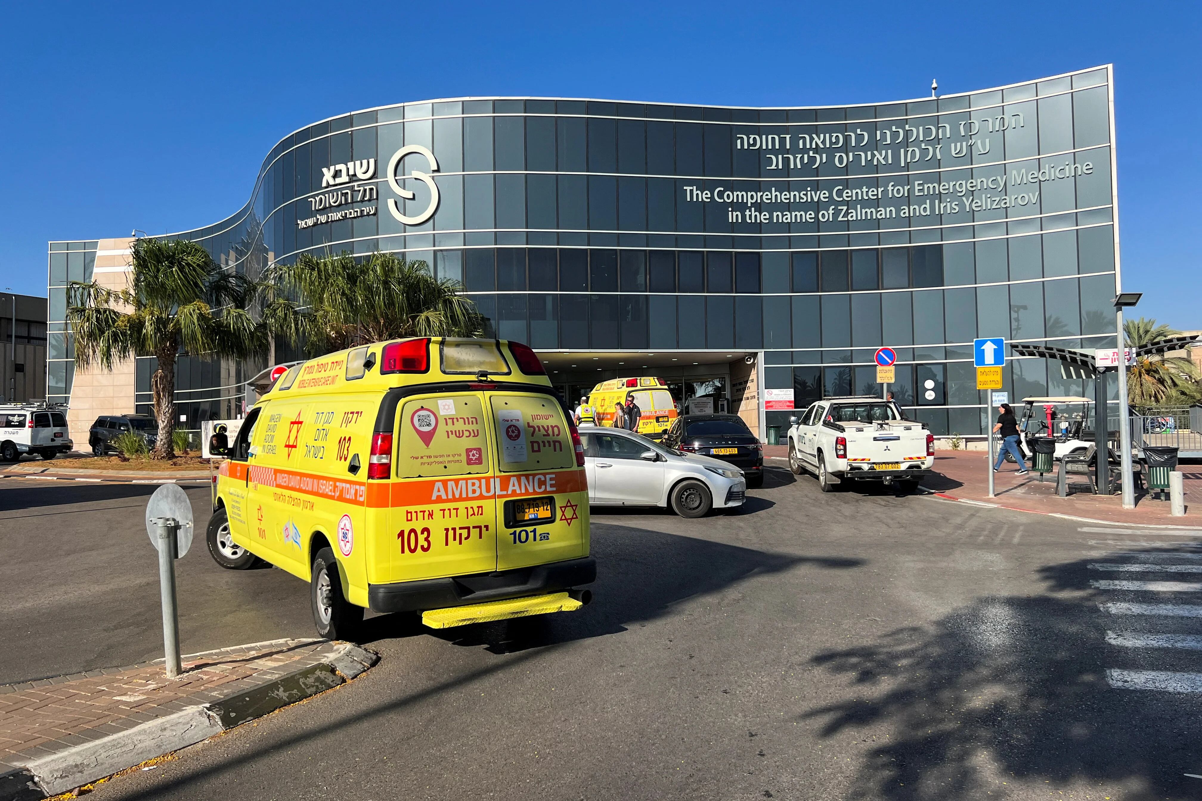 Se ve una ambulancia en la entrada de la sala de emergencias del Centro Médico Sheba en Tel Hashomer, mientras el primer ministro israelí Benjamin Netanyahu fue hospitalizado, en Ramat Gan, Israel, el 15 de julio de 2023. REUTERS/Rami Amichay