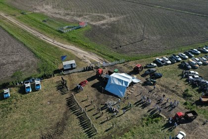 La gente ve cómo el Estado está ausente ante la generalizada toma de campos y tierras (Foto: Andrés Tedesco)