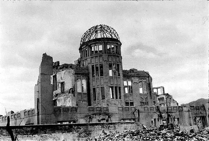 El Salón de Promoción Industrial de la Prefectura de Hiroshima, actualmente llamado Cúpula de la Bomba Atómica o Cúpula de la Bomba, destruido luego del bombardeo atómica. Fue declarado Monumento de la Paz (Shigeo Hayashi/Hiroshima Peace Memorial Museum/Handout via REUTERS)