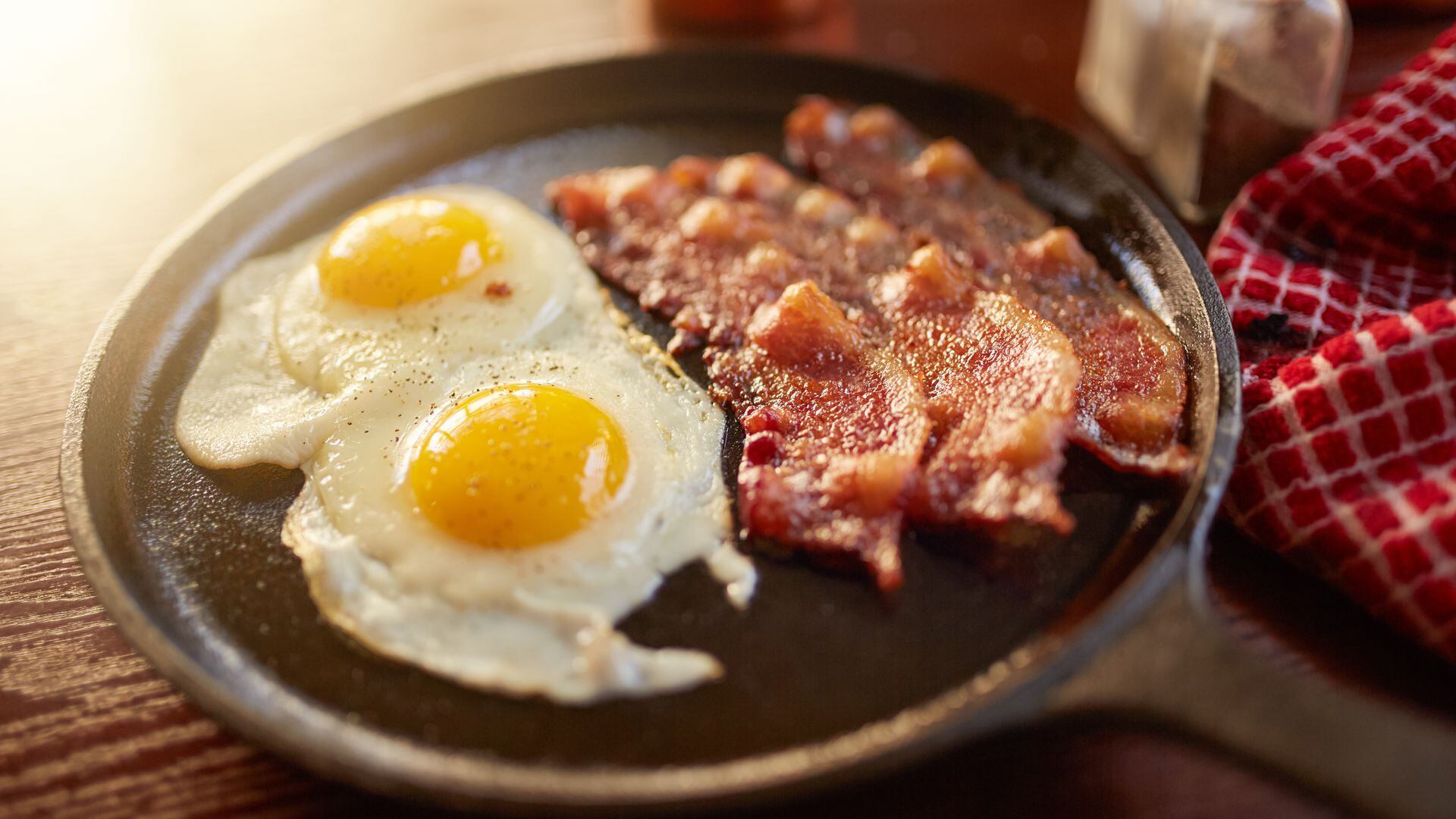 El consumo de porciones copiosas de carnes procesadas y embutidos promueve una digestión lenta y produce pesadez estomacal (Getty Images)