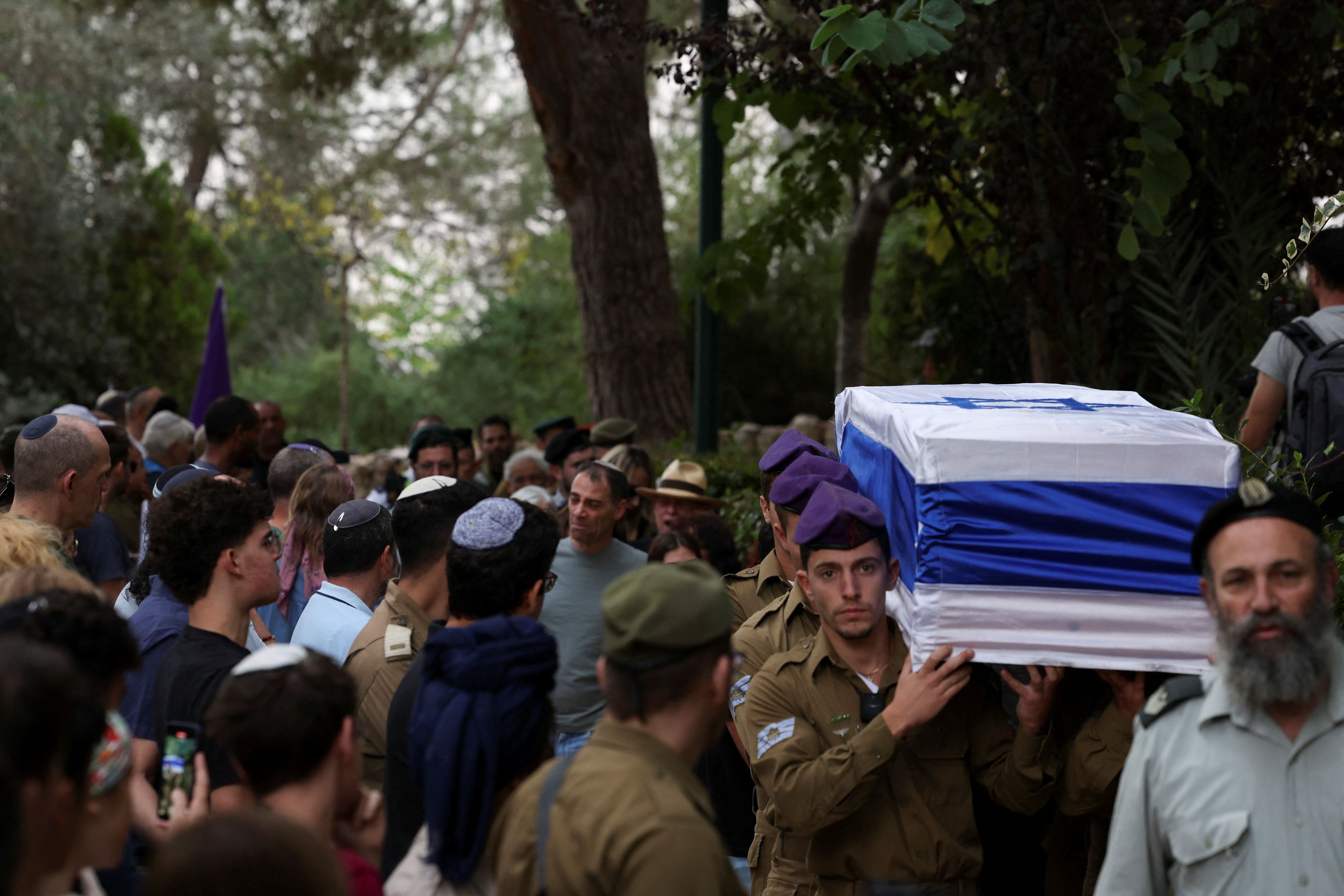 Los portadores del féretro llevan el ataúd cubierto con la bandera del sargento Lavi Lipshitz, de 20 años, que fue asesinado en el norte de la Franja de Gaza, en medio de la operación terrestre en curso del ejército israelí contra el grupo terrorista palestino Hamas, en su funeral en el cementerio militar de Monte Herzl en Jerusalén, 1 de noviembre de 2023. REUTERS/Ronen Zvulun