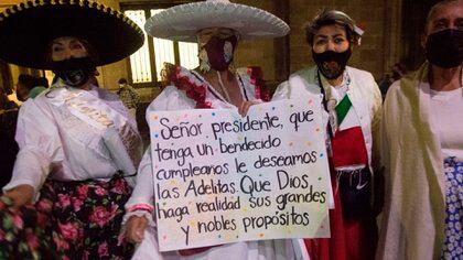 A “Las Adelitas de Obrador” se le atribuyó una manta desplegada, cuyo pie de foto decía: “¡Feliz cumpleaños, Presidente!  ¡Larga vida!