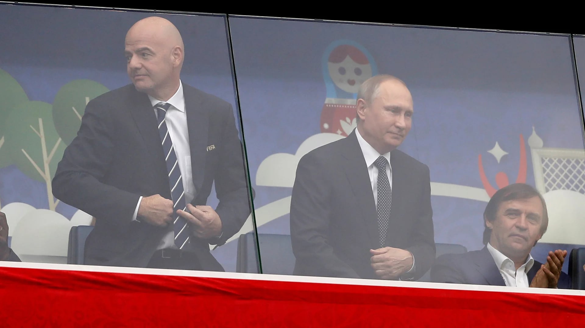 Gianni Infantino junto a Vladimir Putin, protegidos en el estadio de San Petersburgo (Reuters)
