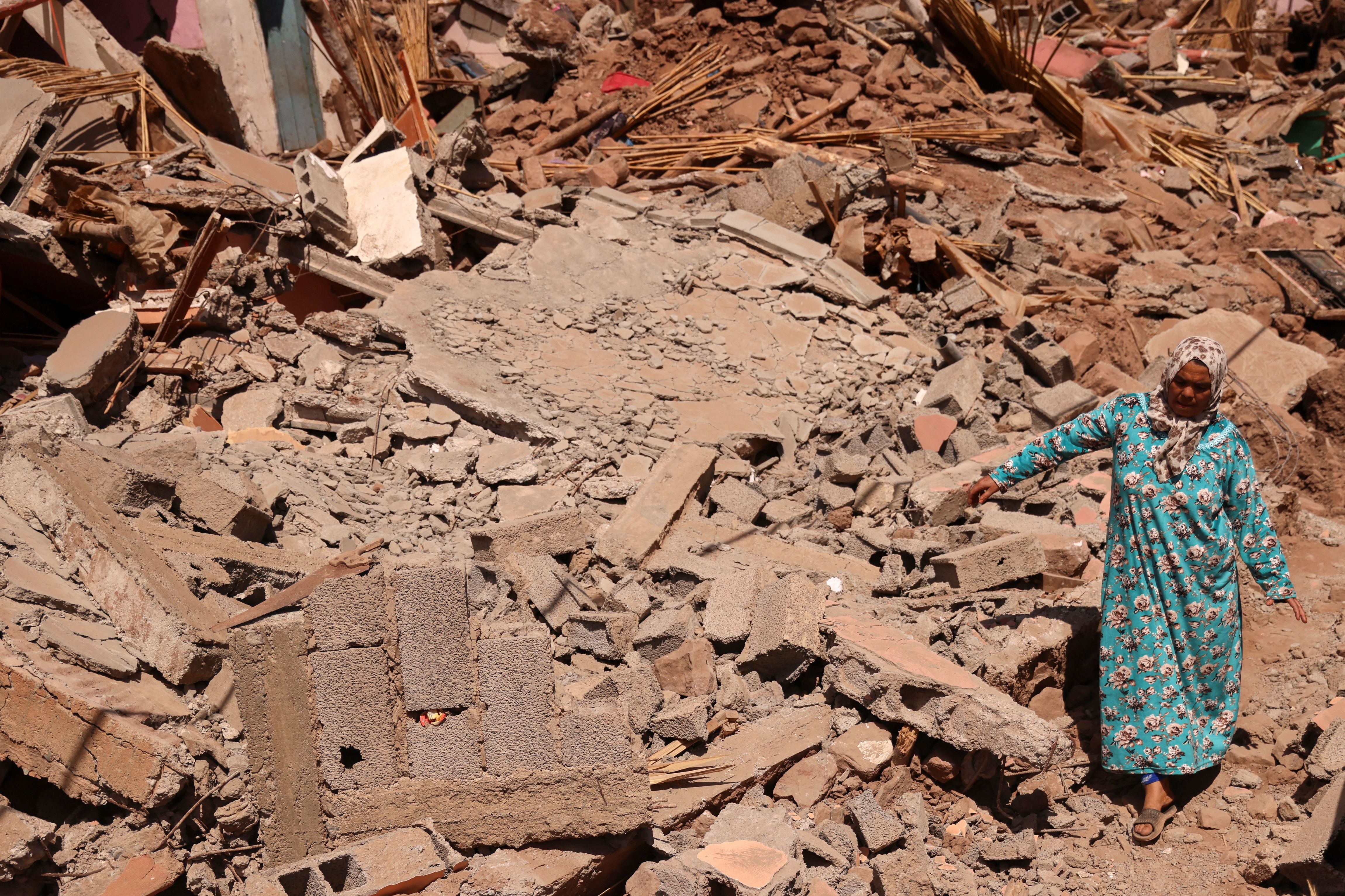 Una mujer camina entre los escombros (REUTERS/Nacho Doce)