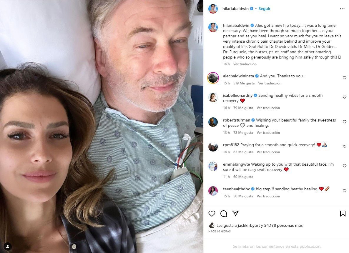 Hilaria Baldwin compartió una foto de su esposo Alec en el hospital donde se recupera poco a poco
Foto: Instagram/hilariabaldwin