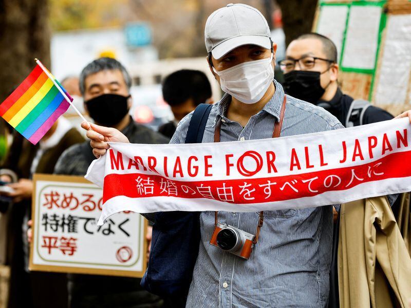 Simpatizantes esperan fuera del tribunal el fallo sobre la constitucionalidad del matrimonio entre personas del mismo sexo, en Tokio, Japón (REUTERS/Kim Kyung-hoon/Archivo)